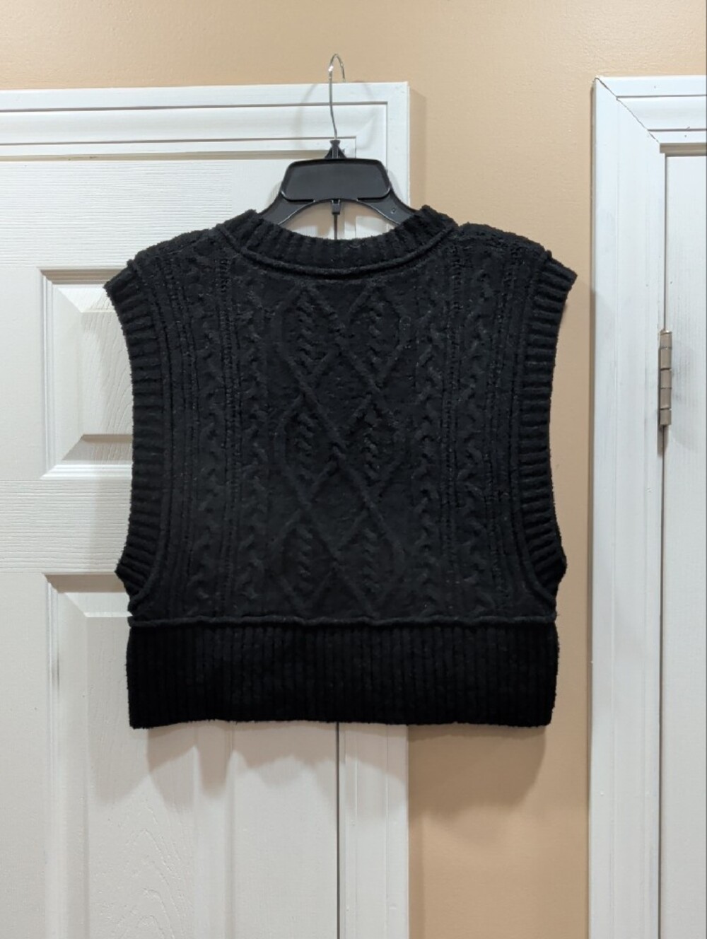 Cable Knit Sleeveless Sweater Tank - Black - Picture 3 of 5